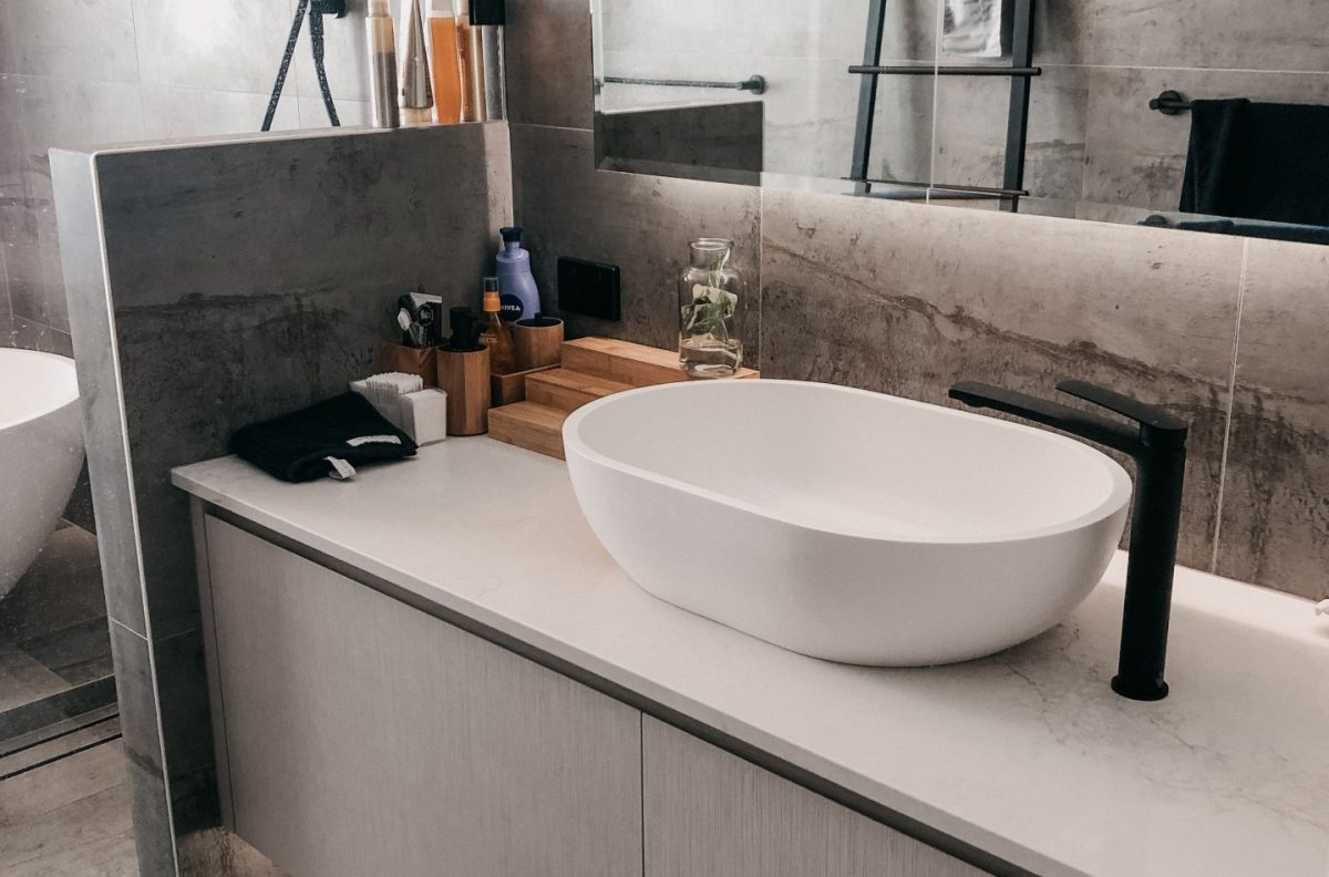 modern small bathroom design with white sink