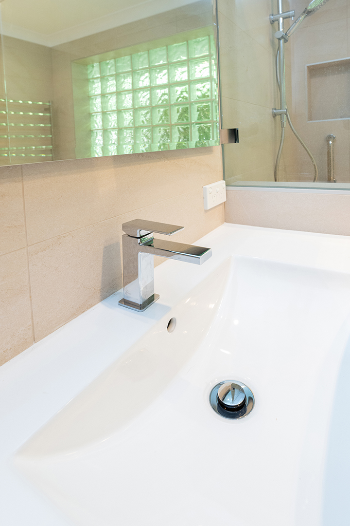 Vanity sink with lever tap