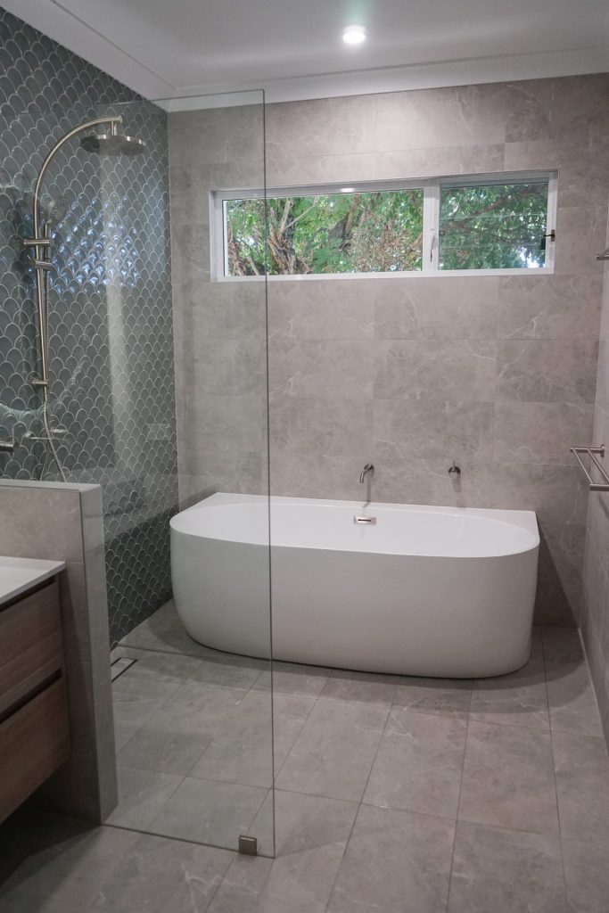 embrace open showers Dutton Bathroom_Wembley Downs white bathtub