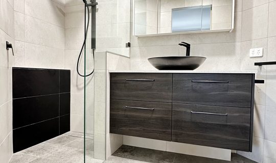 Bathroom project MARANGAROO Doyle_51 - large format tiles with dark cabinetry