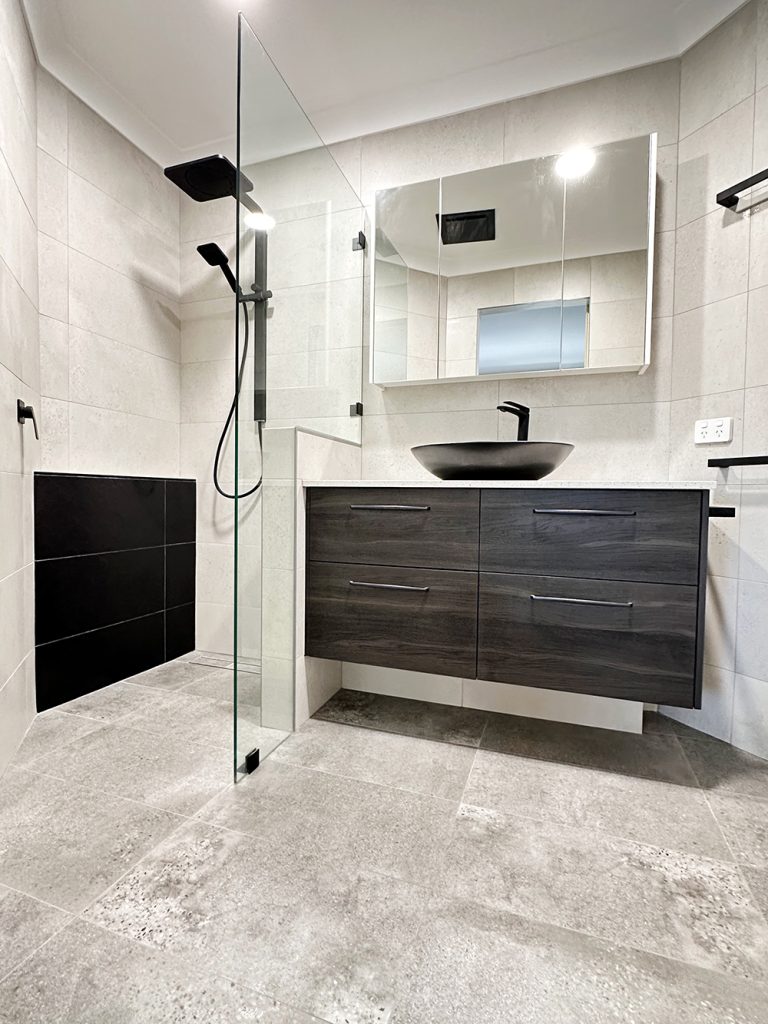 Bathroom project MARANGAROO Doyle_51 - large format tiles with dark cabinetry